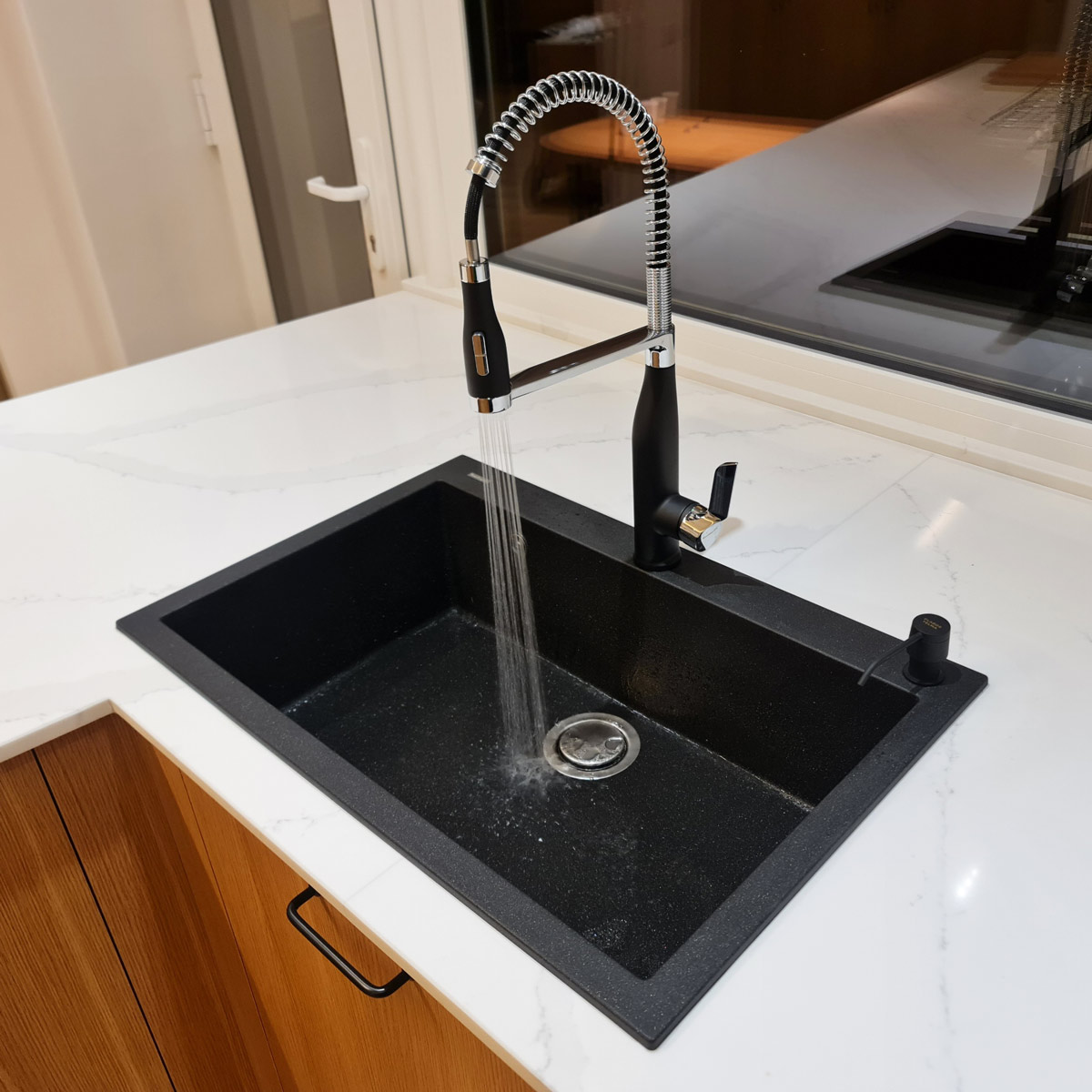 Chiuveta-bucatarie-CookingAid-Cube-ON7610-negru-metalic-montaj-sub-blat-cu-baterie-Neo-Spring-Black-12