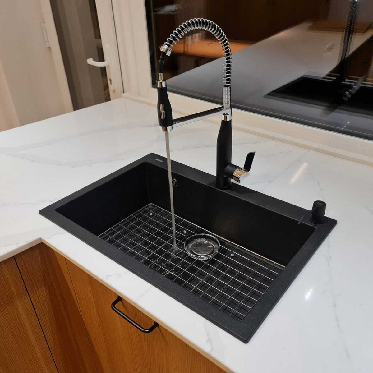 Chiuveta-bucatarie-CookingAid-Cube-ON7610-negru-metalic-montaj-sub-blat-cu-baterie-Neo-Spring-Black-15