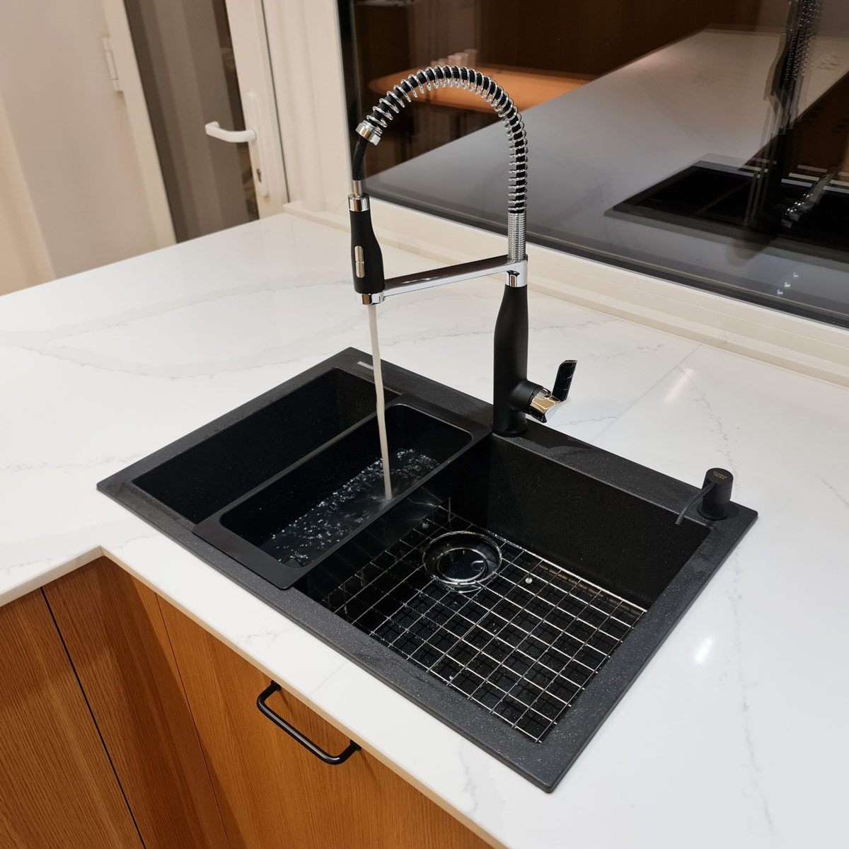 Chiuveta-bucatarie-CookingAid-Cube-ON7610-negru-metalic-montaj-sub-blat-cu-baterie-Neo-Spring-Black-8